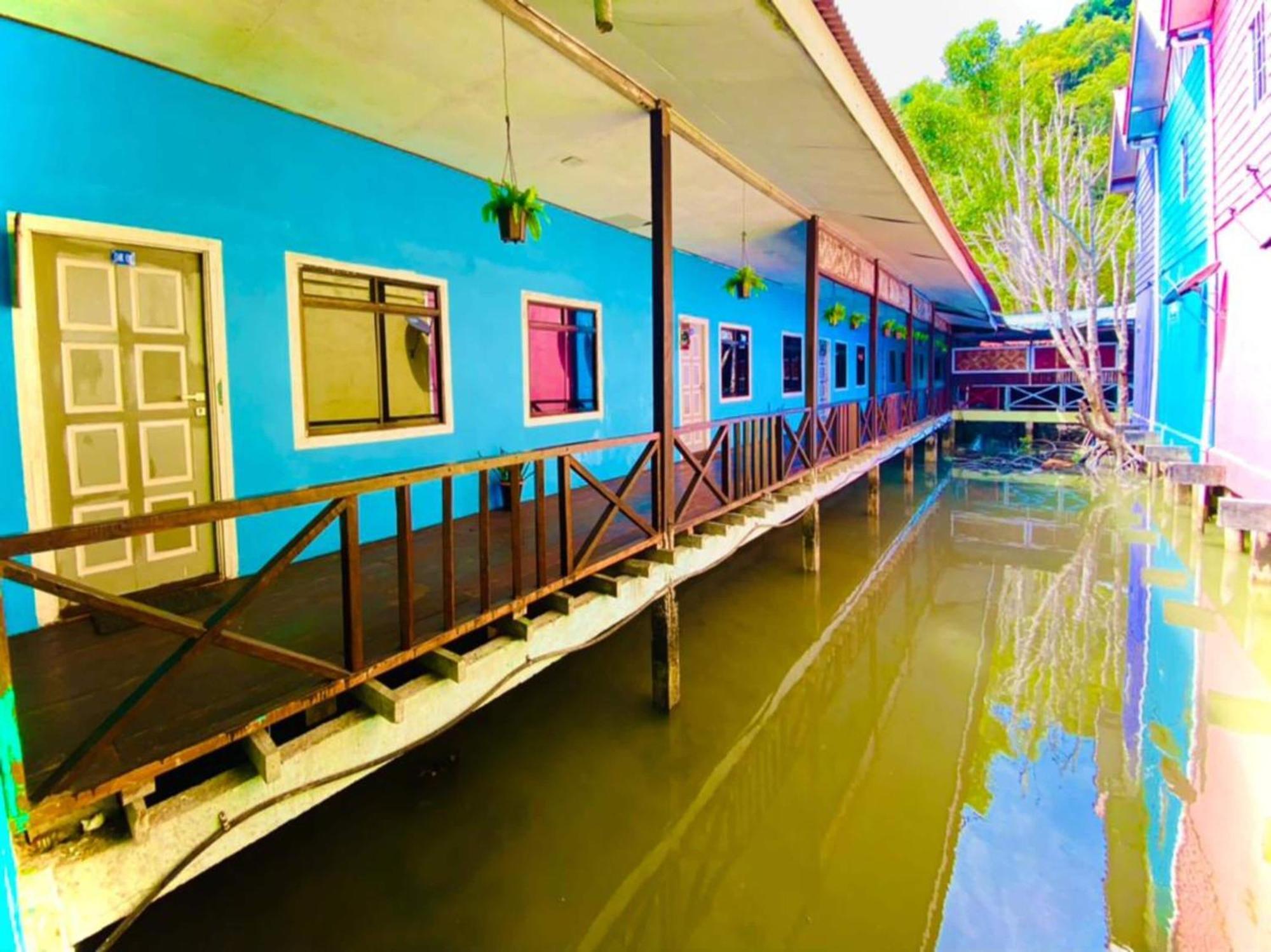 Capital O 91017 Tuba Beach Resort @ Pulau Tuba Kuah Exterior photo